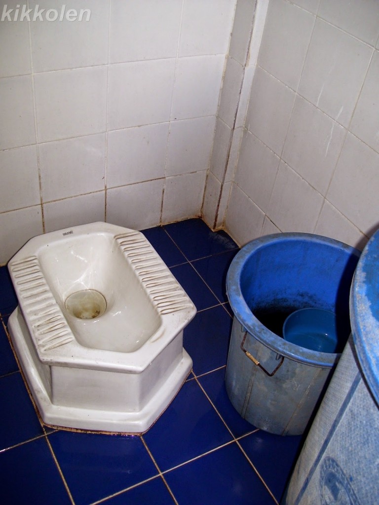 Tipico bagno thai: water o turca, secchio con bacinella al posto dello scarico e senza carta igienica.